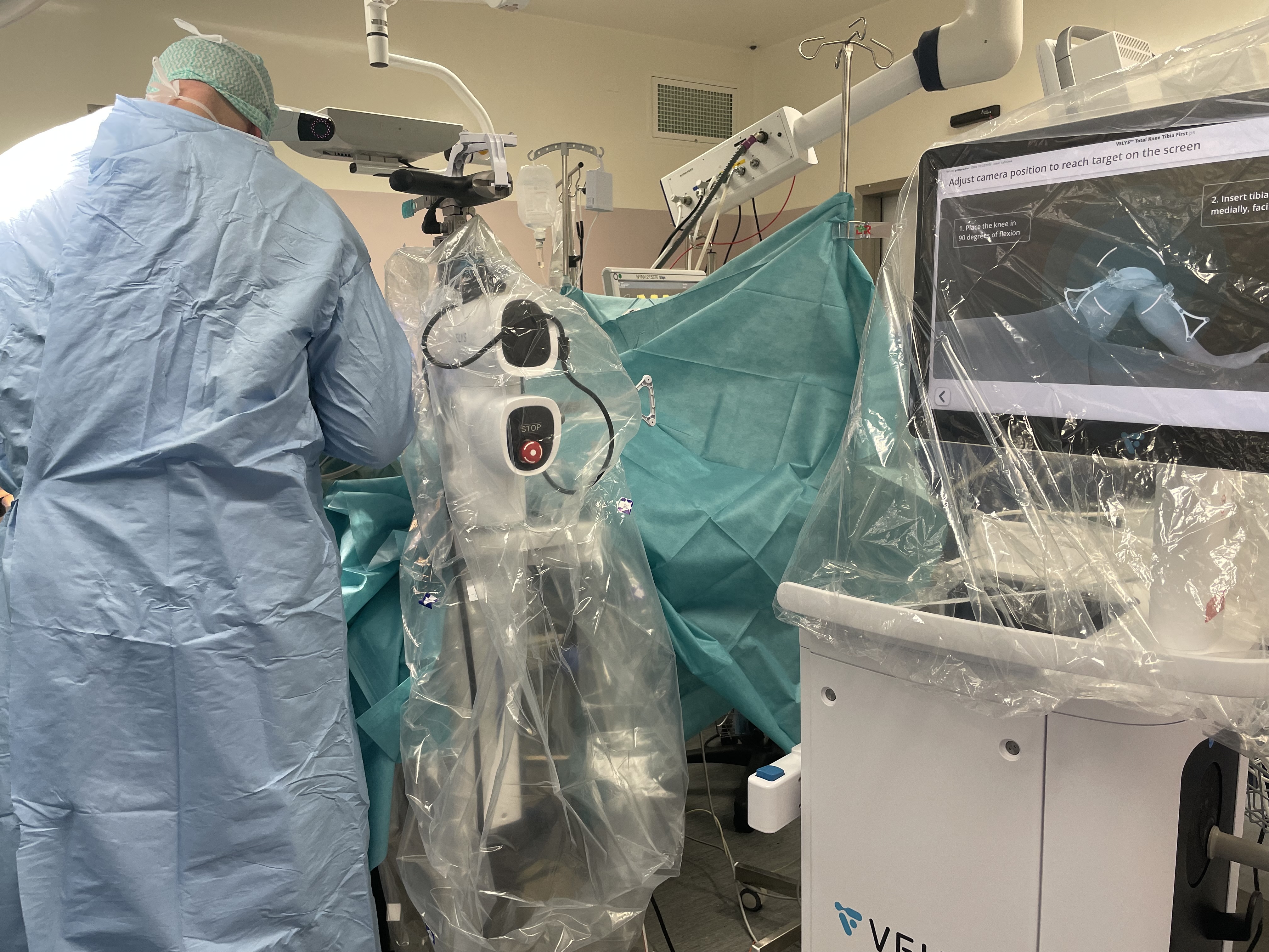 Le robot en salle d’opération ©chits.jpg (3.11 MB)