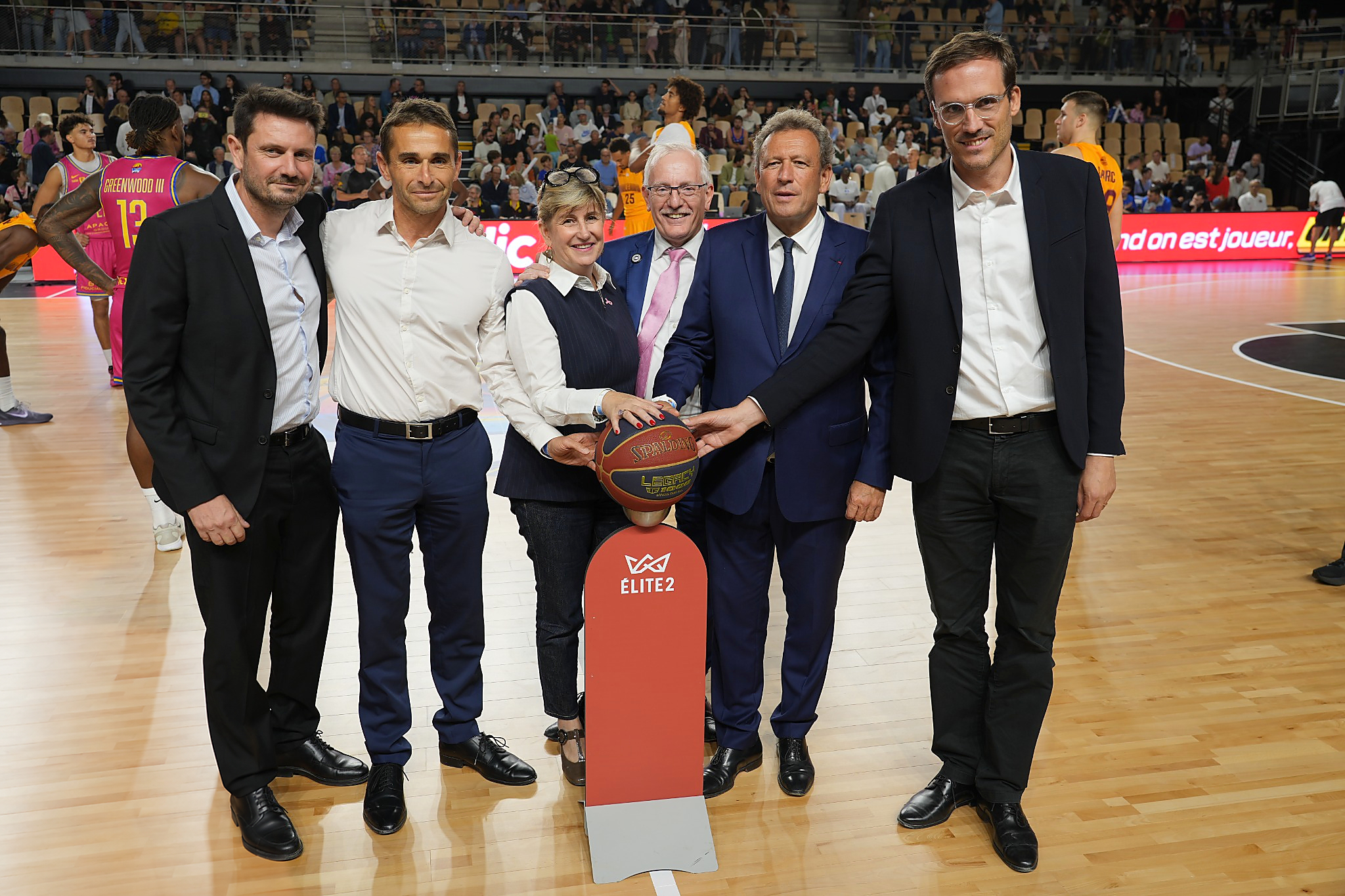 Les &eacute;lus pour le 1er match &agrave; l_Espace 3000&copy; Conrad Eberhaerd.jpg (2.49 MB)