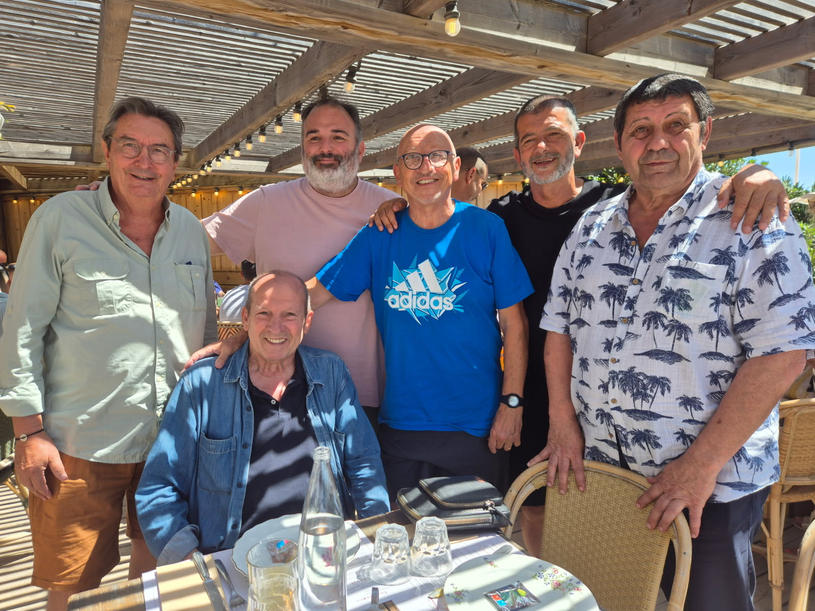 De gauche &agrave; droite debout  Yves M&eacute;rens, Armand Fabien, Luigi Alfano, Jean-Roch Testa et D&eacute;lio Onnis autour de Rolland Courbis. Ao&ucirc;t 2025 au Mourillon.jpeg (504 KB)