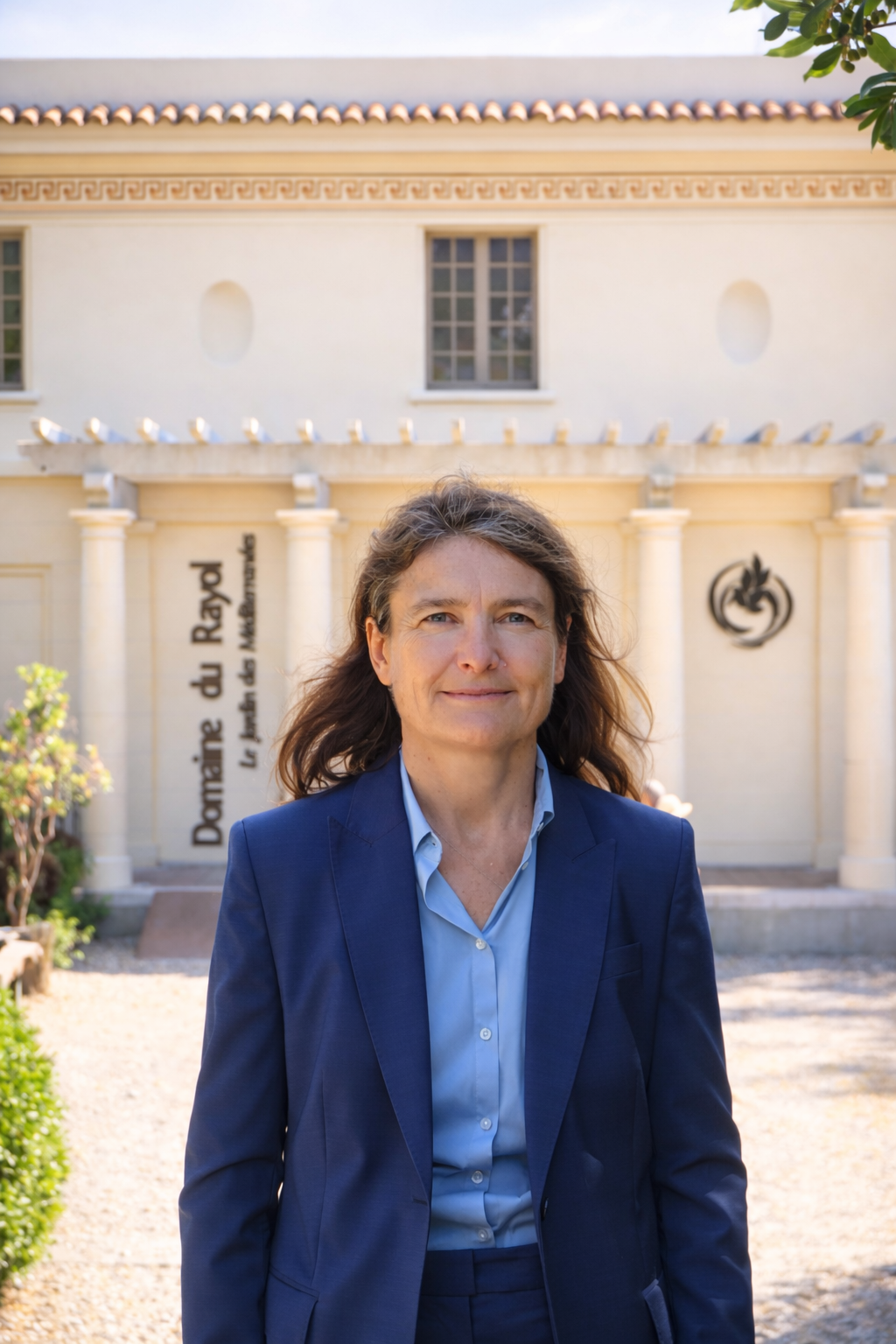 Femme &eacute;l&eacute;gante au Domaine du Rayol.png (1.84 MB)