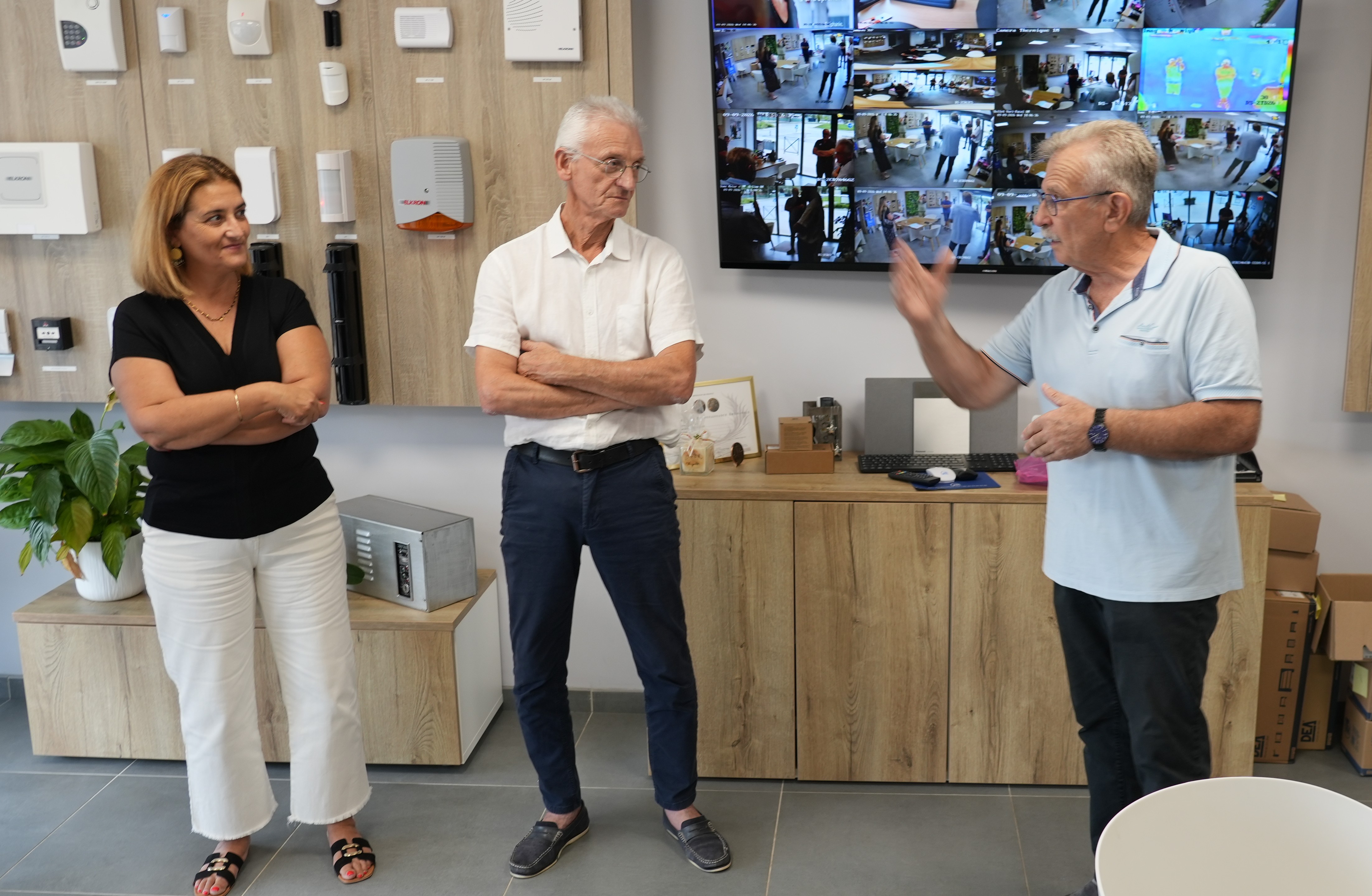 Val&eacute;rie Marrone (ad) Ren&eacute; Castell maire du Castellet et Roland Rolfo, pr&eacute;sident de la Chambre de M&eacute;tiers et de l&rsquo;Artisanat du Var. &copy; Conrad Eberhaerd.JPG (1.60 MB)